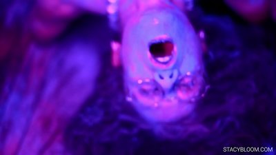 കുഞ്ഞ് ക്യാമറയിൽ സ്വയംഭോഗം ചെയ്യുകയും സ്വയം രതിമൂർച്ഛയിലേക്ക് കൊണ്ടുവരുകയും ചെയ്യുന്നു.